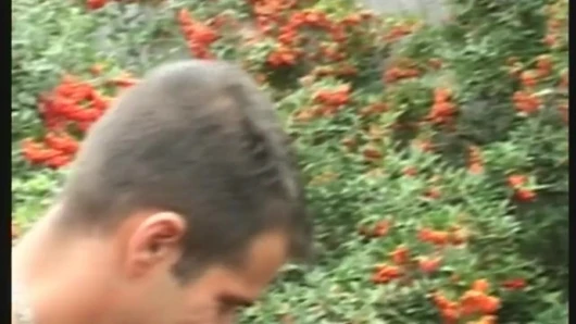 Sarışın bebek ıslak grupta sırılsıklam açık havada dölleniyor