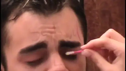 Melady yüzüne makyaj yapıyor