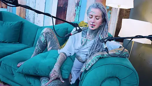 H hakkında konuşuyorum - mutluluk - asmr podcast sfw konuşuyor gotik sıska kız dreadlocks dövmeli model dövmeli kız
