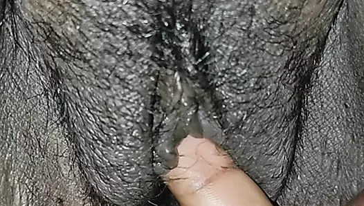 Oğlum ıslak karanlık amcığımda beni parmaklıyor