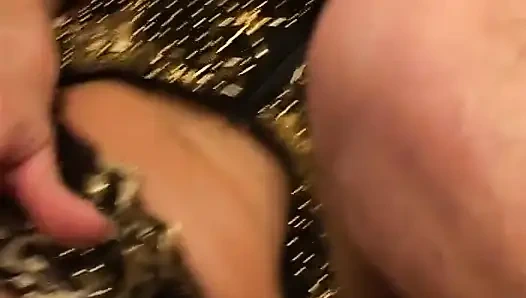 Sarışın Fransız genç erkek avcısı taşakları yalıyor