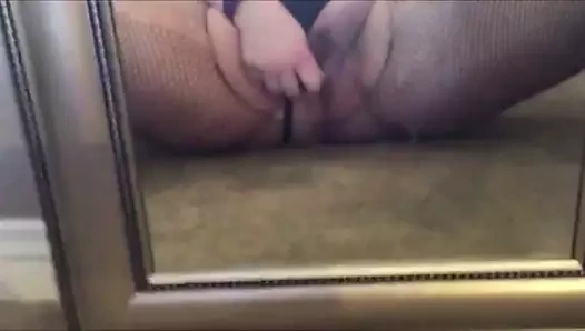 Balık ağlarında tombul kız mastürbasyon yapıyor ve bf'nin yapay penisinde fışkırtıyor