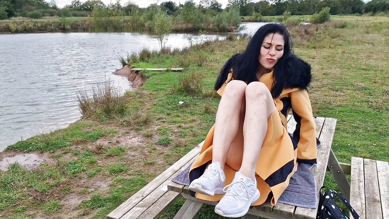Amcığımı genişletiyorum ve açık havada işiyorum