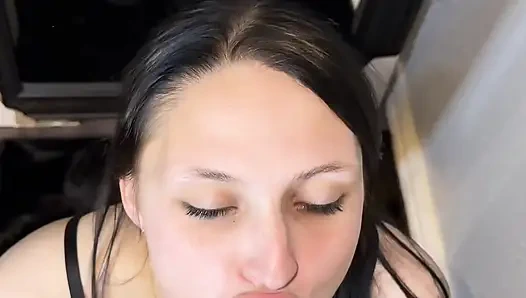 Sürtük beyaz kız ağzına büyük zenci yarağı alıyor