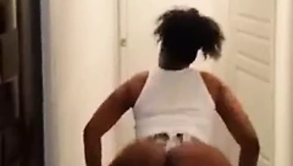 Zenci twerk yapıyor