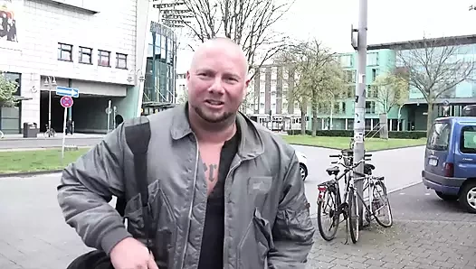 Deutsche Nutte wird auf der couch gefickt