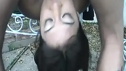 Bağlı orta yaşlı seksi kadın kalın yarakla öğüruyor ve büyük dölleme sızdırıyor