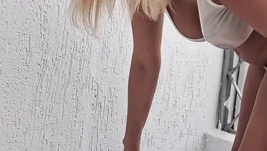 Ben ve Dai Belan, neredeyse çıplak, dairenin balkonunu yıkıyorduk ve komşular bizi izliyordu