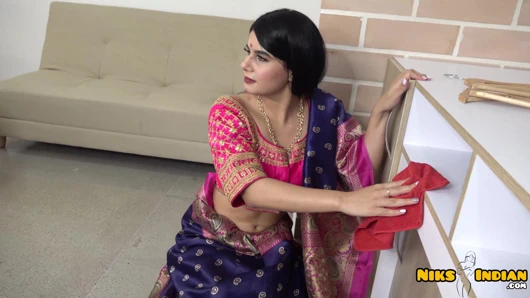 Büyük memeli Hintli MILF, Saree Choli'yi çıkarıyor ve Devar Ji ile sikişiyor