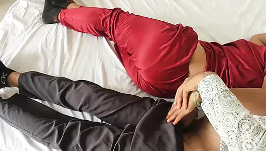 Sevimli desi yenge kocasını aldattı ve otelde eski sevgilisiyle sikiliyor