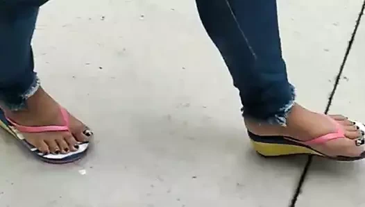 Renkli parmak arası terlik siyah ayak parmakları