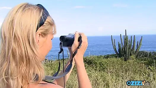 Sürtük sikişirken yardımı için bir yabancıya teşekkür ediyor