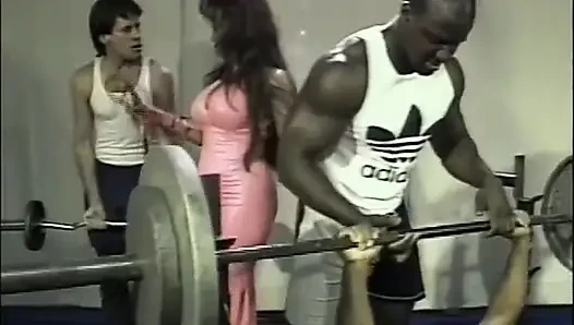 Harika zenci orta yaşlı seksi kadın spor salonunda sikiliyor ve birçok canavar yarakla göğüslerine boşalıyor