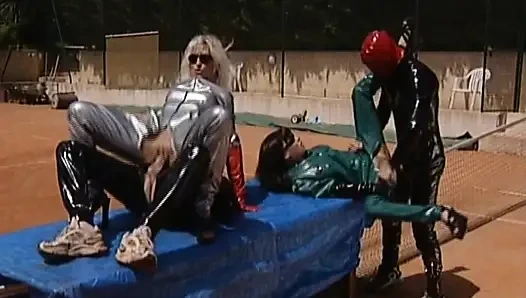 Muhteşem Alman bebeklerle tenis kortunda anal dörtlü yumruk sokma