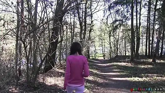 Kız arkadaşlar xxx - bir yürüyüş lezbiyen seks amını parmaklıyor ve amcık yalama park ediyor