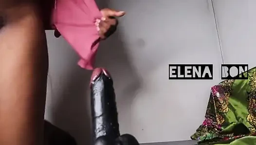 Yaşlı ama altın zenci üvey babası onu sikmeden önce striptiz yapıyor