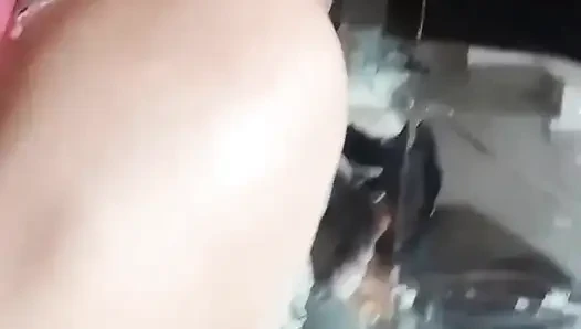 Islak ve gorgeus amına kıkırdayarak boşalıyor
