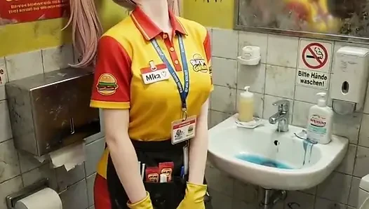Ateşli fast food kızı, eğlenceye hazır