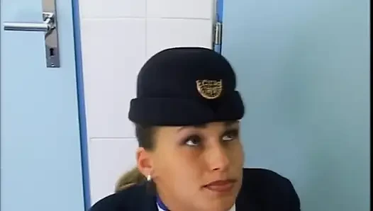 Hostes umumi tuvalete işiyor sonra ağzına boşalana kadar büyük bir yarağı sikiyor