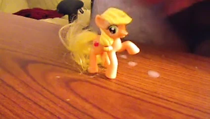 Applejack mlp bebeğine küçük yarak boşalıyor