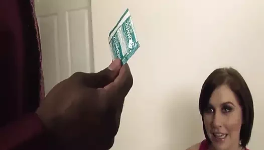 Beyaz genç kız kanepede siyah üvey babası tarafından sıkı amcığını sikiyor