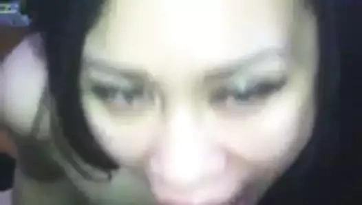 Filipinli kız arkadaşı ıslak bir oral seks pt verir. 1