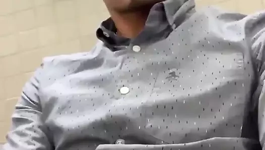 Punheta no Banheiro da Empresa