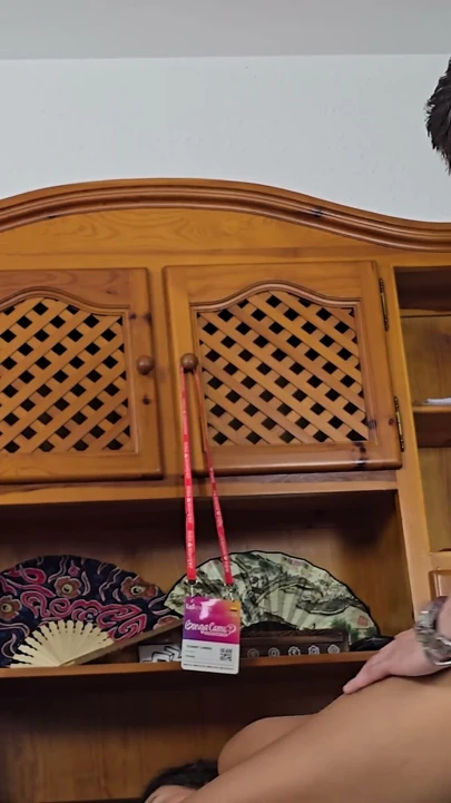 Ben onunla sevişiyorum, erkek arkadaşı ise partiye gitmek için giyiniyor