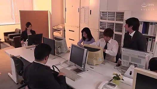 Genç kadın patron arkadan kulağıma tatlı ve azdırıcı fısıltılarla beni baştan çıkarıyor. Bölüm 1