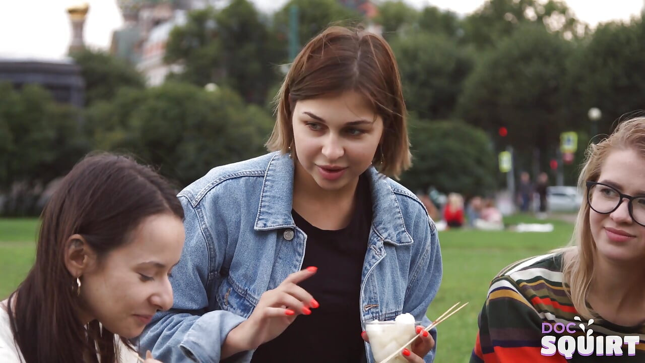 Genç esmer hatun seks masajı sırasında fışkırtarak boşalmadan edemiyor