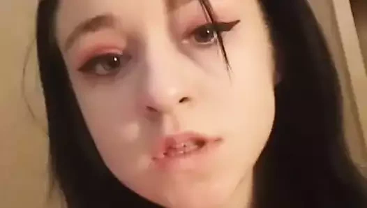 Pembe bir tişörtle gündüz evde striptiz yapıyor ve güzel göğüslerini sergiliyor. yakın çekim