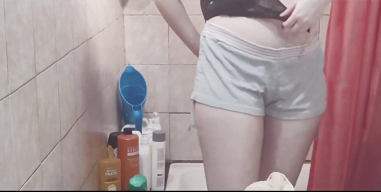 Duş Alıyor