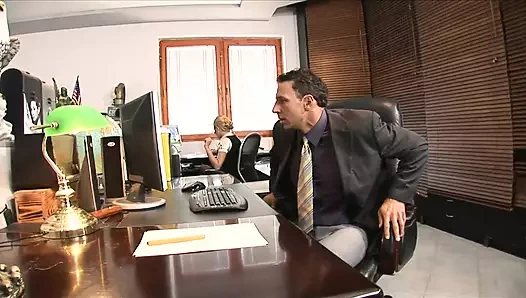 Dona bell patronun etrafında her zaman azgın, kıçından onun horozunu istiyor