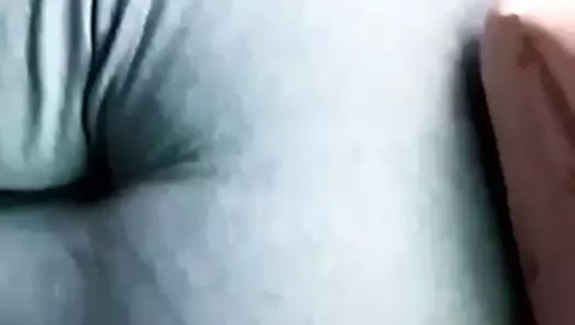 Chica bajando del bus