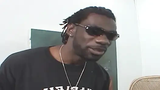 Büyük zenci sahnesi 4: büyük götlü esmer uzun yaraklarla ırklararası üçlü seks yapıyor