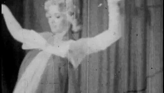 Ateşli klasik orta yaşlı seksi kadınlar şehvetli soyunuyor