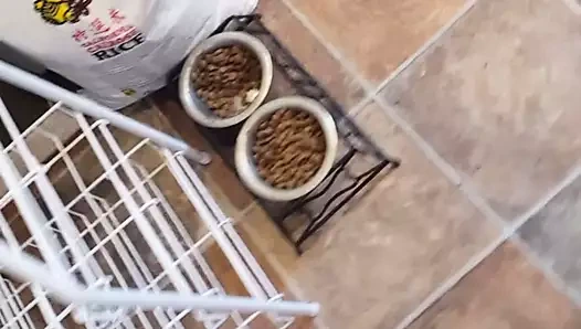 Yatakta büyük göğüslerin yansıması ve amın küçük görünümü