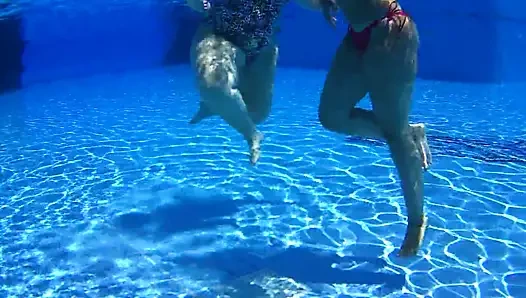 Havuzda güzel bacaklar