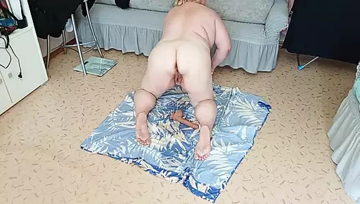 Büyük götlü üvey anne fışkırtmak için etli amına mastürbasyon yapıyor