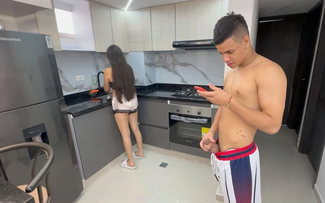 Üvey erkek kardeşim mutfakta mastürbasyon yapıyor ve büyük penisiyle beni şaşırtıyor ve sonunda bana zengin bir sikiş veriyor