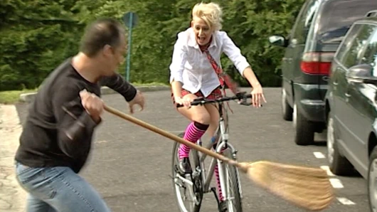 Olgun adam çikolata ve büyük yarağıyla minyon sarışını baştan çıkarıyor