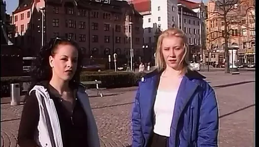 İki ateşli sarışın ve esmer hatun uzun bir yarak emiyor ve sikişiyor