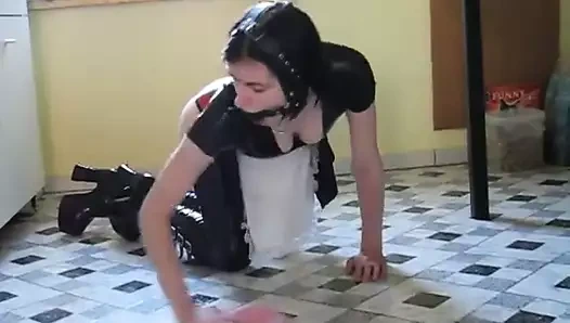 Lateks fetiş hizmetçi yapay penis seks içinde mutfak