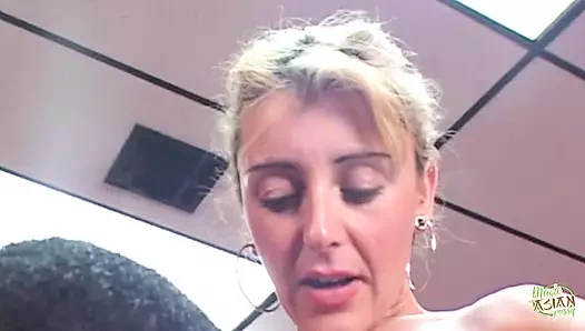 Küçük memeli sarışın orta yaşlı seksi kadın büyük zenci yarağı tarafından çapa gibi sikilmek istiyor