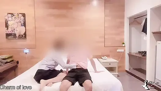 Tayland'da bir otelde güzel bir kadın ve genç bir adam.