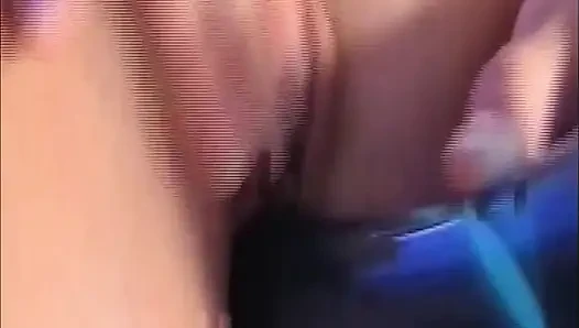 Sarışın amatör mavi dildosunu gırtlağına kadar alıyor ve sonra biniyor