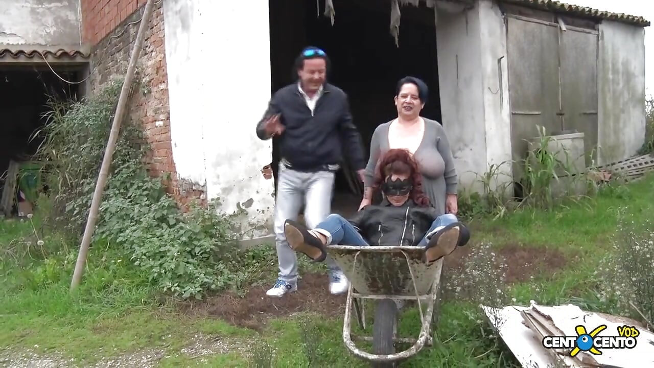 Beyaz değirmenden bisküviye boşalıyor
