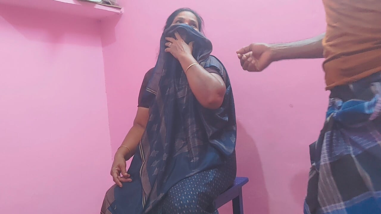 Güzel bir Tamil teyze genç bir adamla ateşli bir seks yapıyor