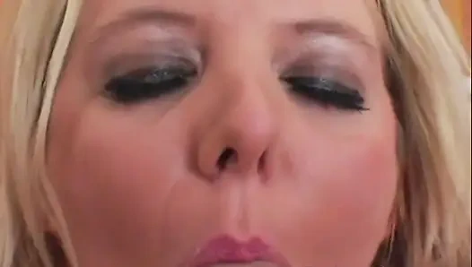 Klasik sarışın dolgun Kara tan hatları yarak emiyor