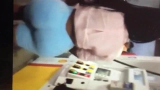 Benzin istasyonunda kalın piliç